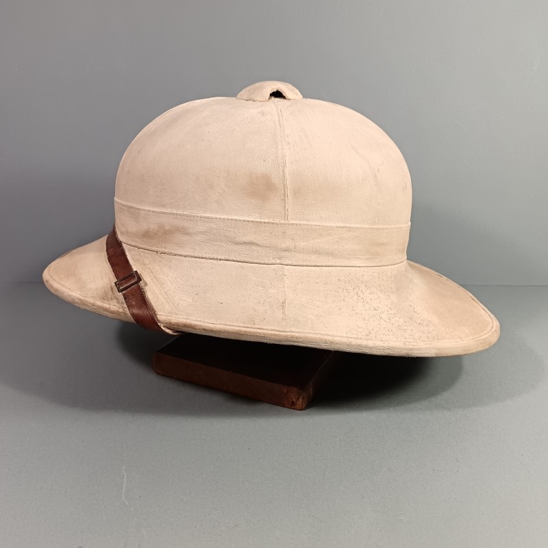 CASQUE COLONIAL EN TOILE BLANCHE ET LIEGE DE TYPE ANGLAIS FABRICATION FRANCAISE OU ANGLAISE MILITAIRE ARMEE DE LIBERATION FNFL